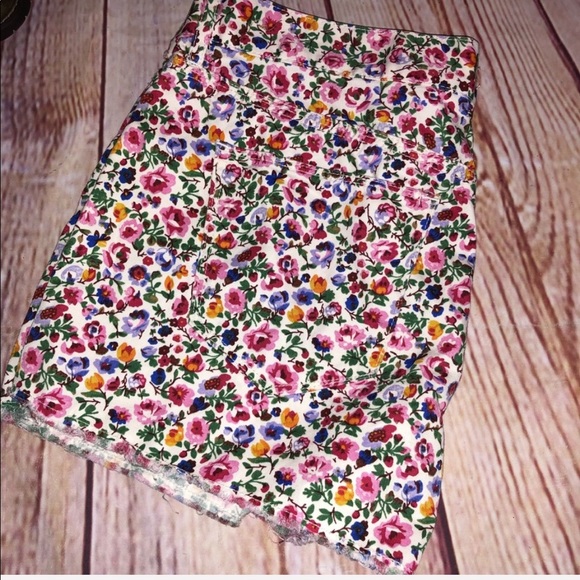 Madewell Pants - Madewell stitched raw edge shorts